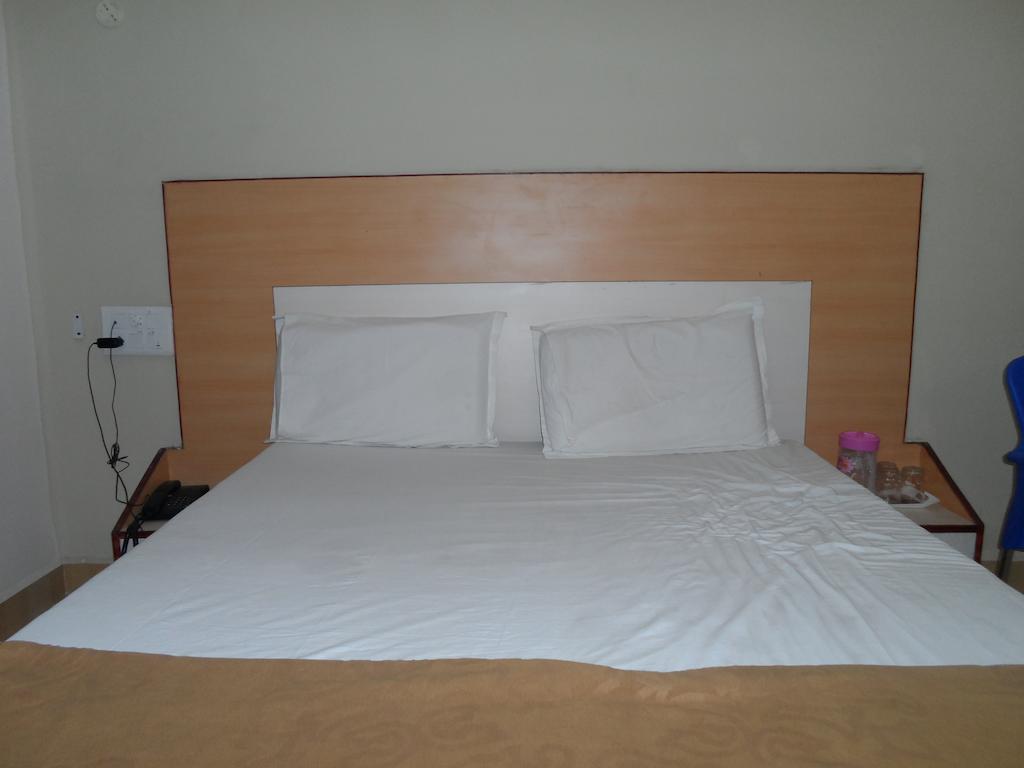 Hotel Pasuparthy Residency Тирупати Стая снимка